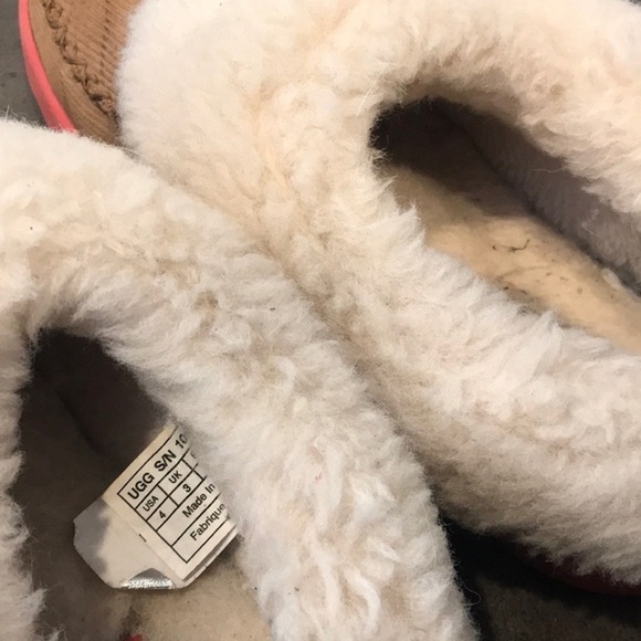 Ugg girls slippers size 4 - Picture 4 of 5